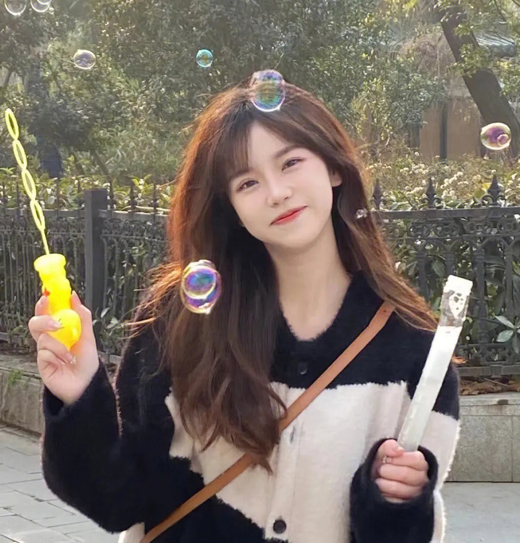 坐推土机的少女